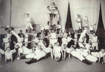 222523 Afbeelding van een uitvoering door de mannelijke leden van de Utrechtse Arbeiders Gymnastiekvereniging Kracht en ...